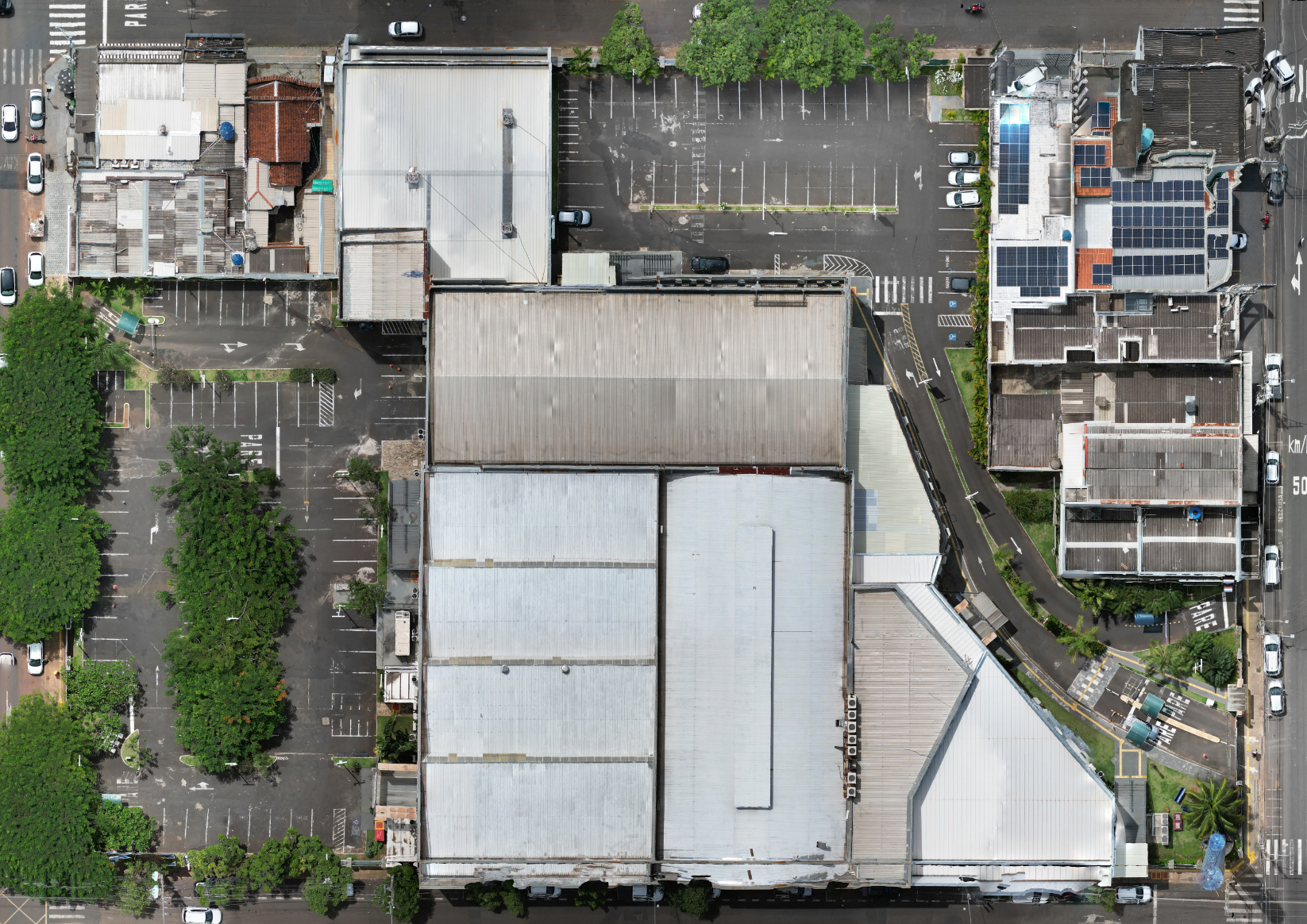 Ortomosaico do campus Uniube: edifícios, vegetação e áreas de estacionamento reconstruídos a partir de fotografias aéreas